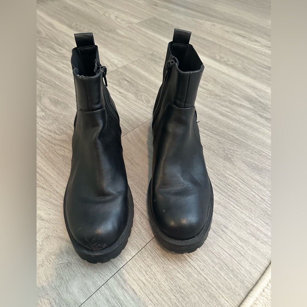Black lug boot